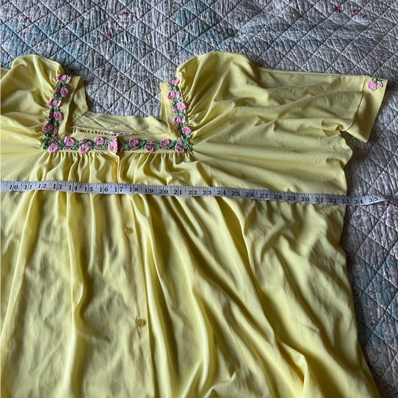 Vintage Linda Montréal Nylon Nightgown Yellow Flowers Embroidery One Size - Picture 12 of 15